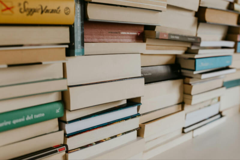 Стопки книг крупным планом