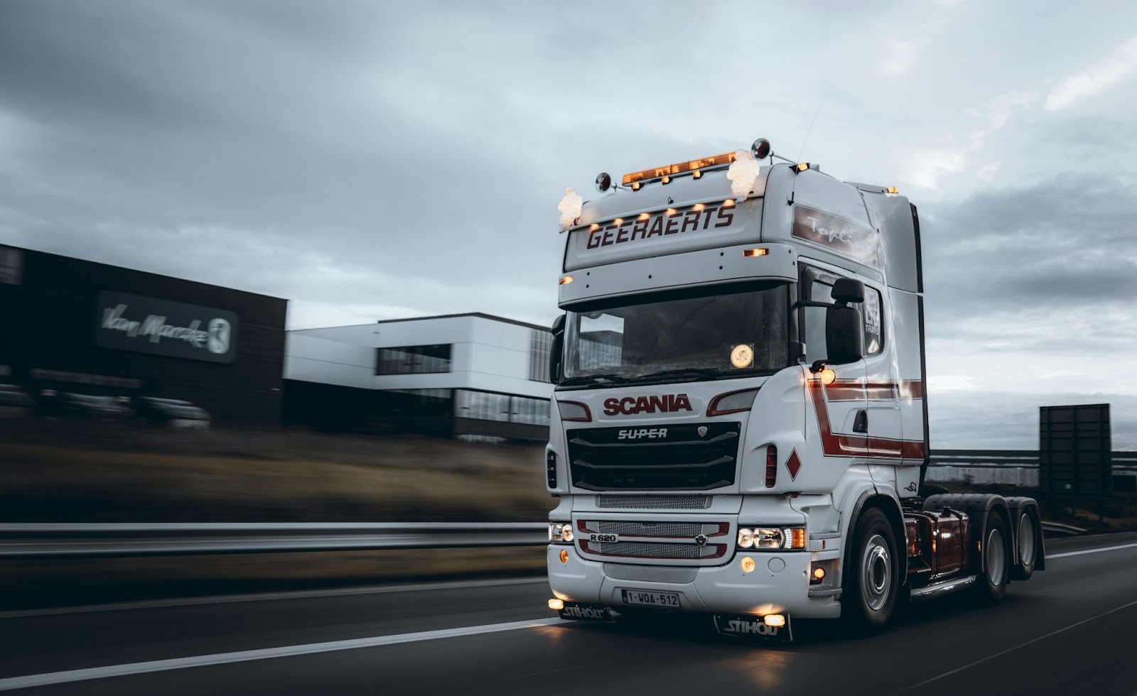 Грузовик SCANIA едет по трассе